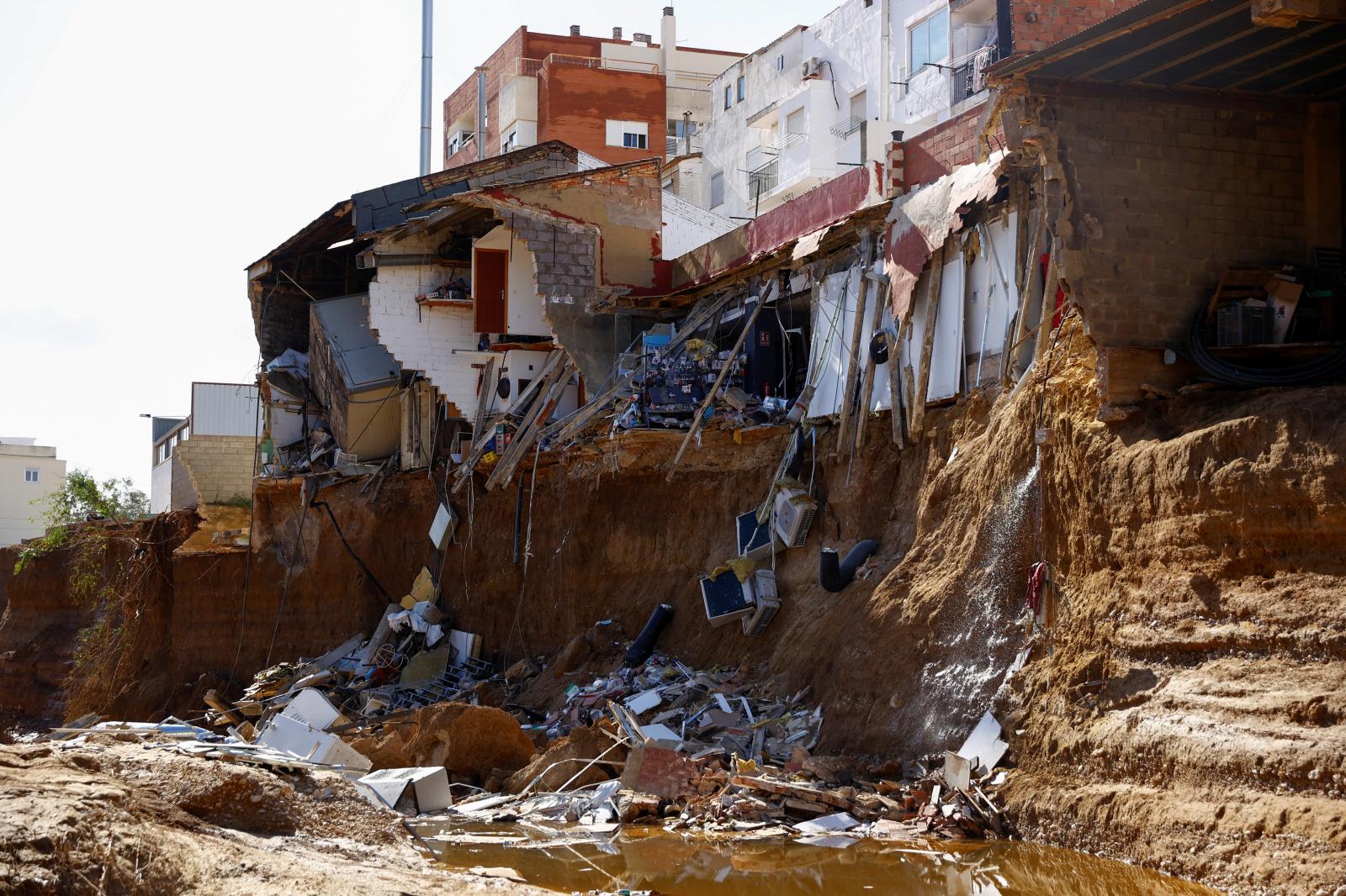 Edificios dañados por la DANA en Chivas