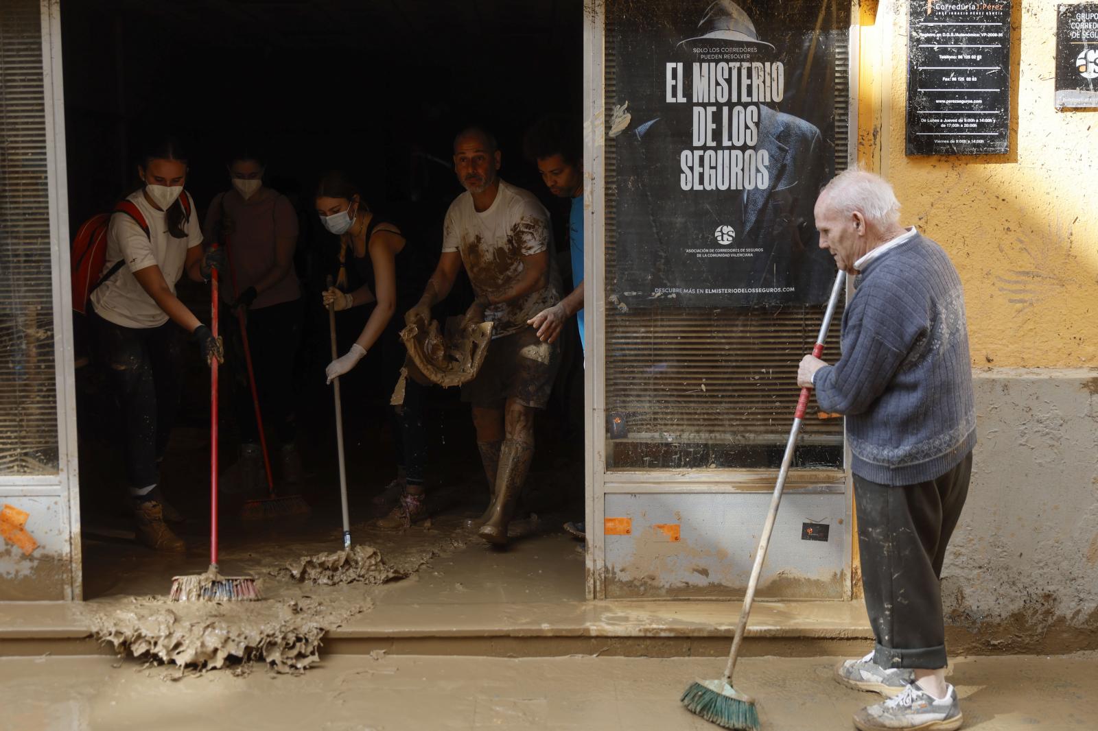 Labores de limpieza en una calle de la localidad de Masanasa, en Valencia,