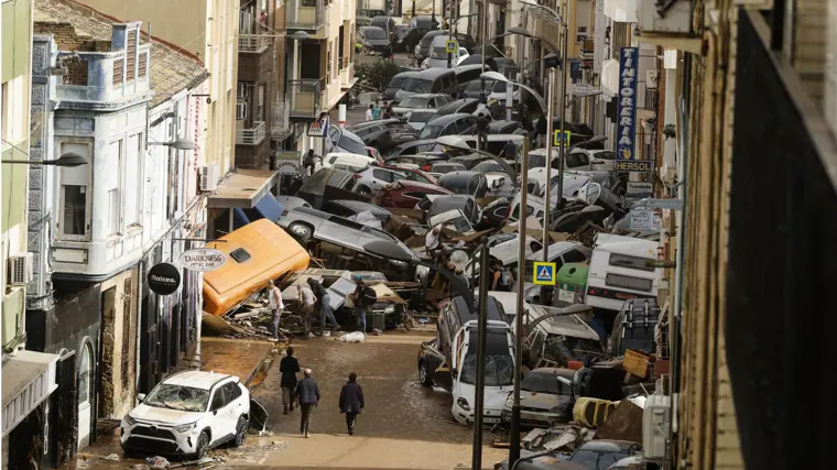 Vehículos amontonados en una calle tras las intensas lluvias de la fuerte en Picaña (Valencia)