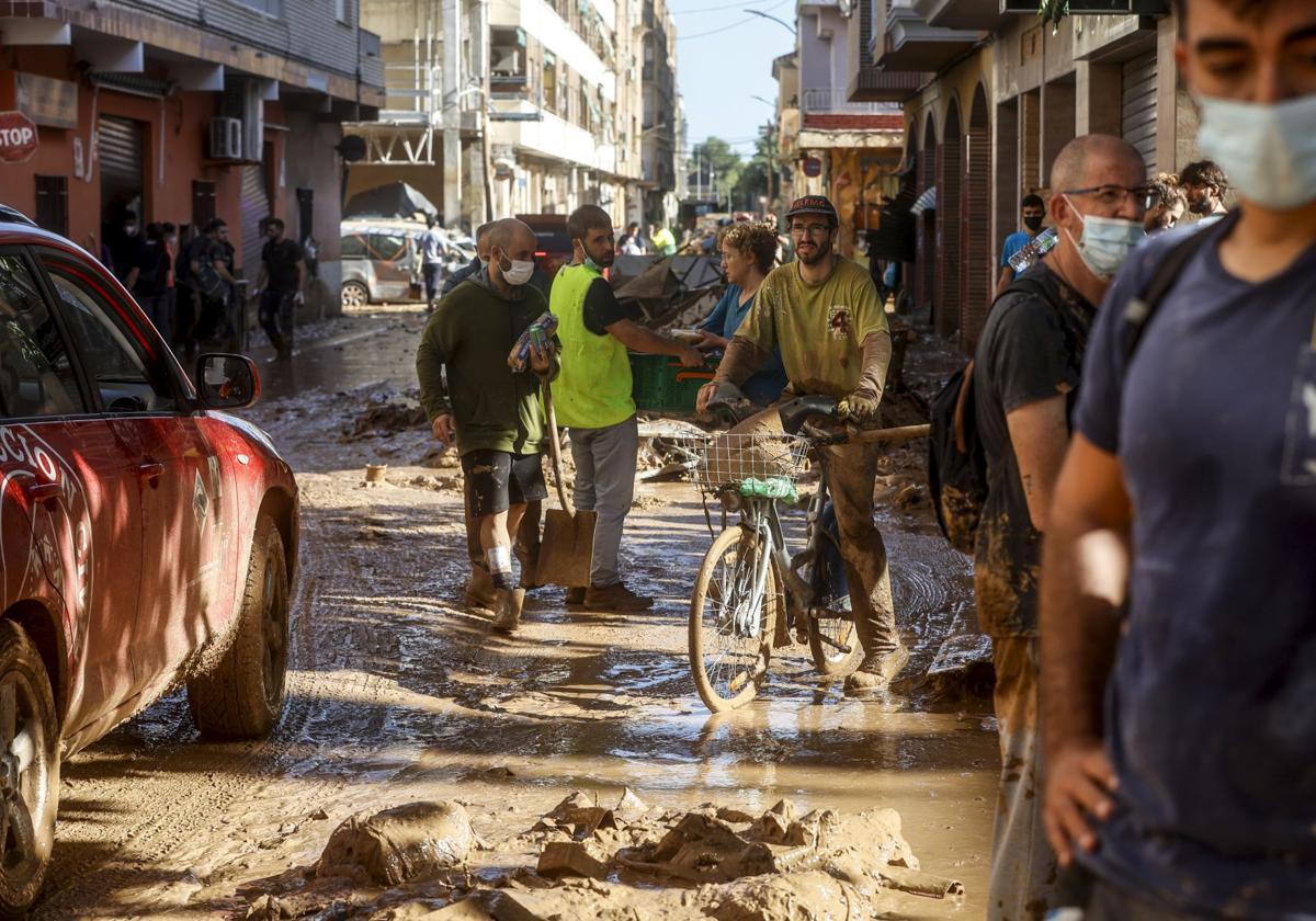 Voluntarios trabajan en la zona cero de la catástrofe en Valencia