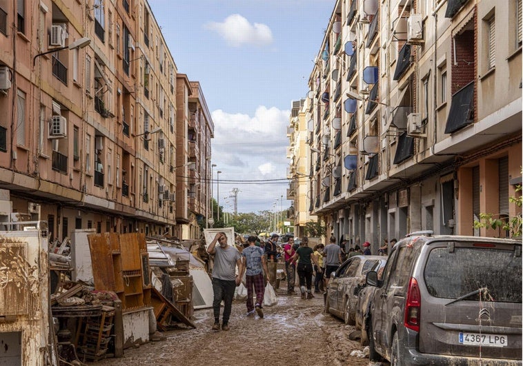 voluntarios-dana-valencia-Rv9fOnKrvMjQpuSjDY1MD9K-758x531@diario_abc.jpg