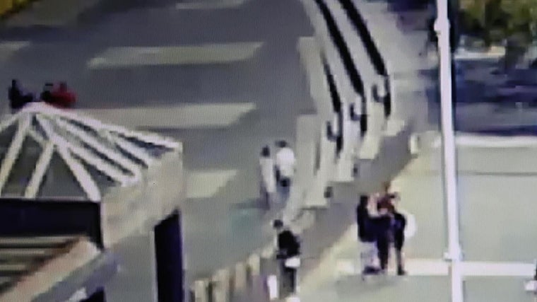 Samuel y su amiga Lina (andando juntos) en el paseo marítimo segundos antes de la agresión