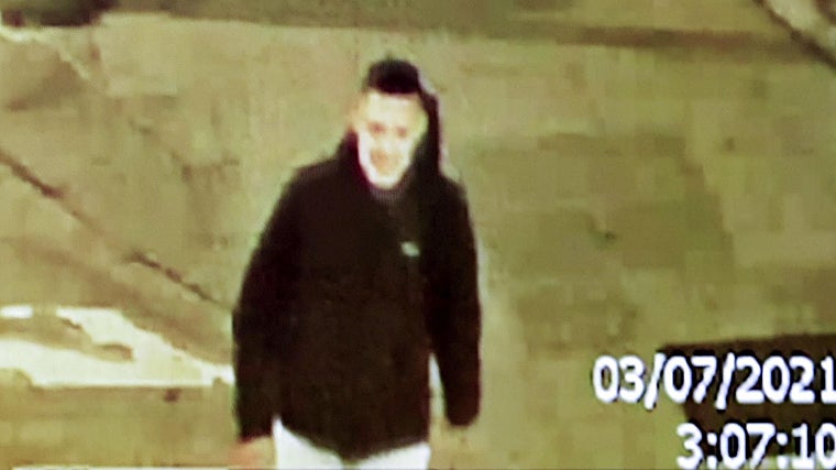 Una cámara captó a Diego Montaña riéndose por la calle poco después de la agresión salvaje a Samuel Luiz