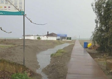 Primeras incidencias por las lluvias en Almería: salen ramblas en Níjar y se inundan avenidas en Vera