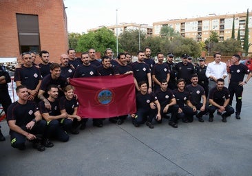 La despedida de los 22 bomberos de Córdoba hacia Valencia, en imágenes