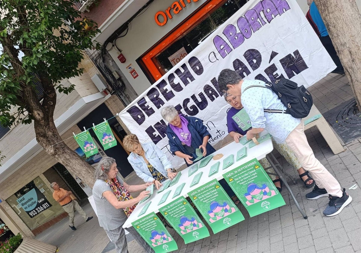 Reparto de la guía informativa sobre el derecho al aborto el pasado septiembre