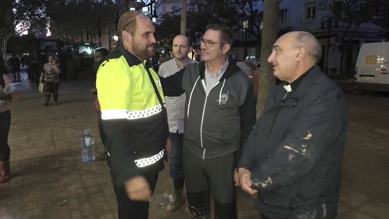 El arzobispo de Valencia, Enrique Benavent, en una de sus visitas a las zonas afectadas por la DANA