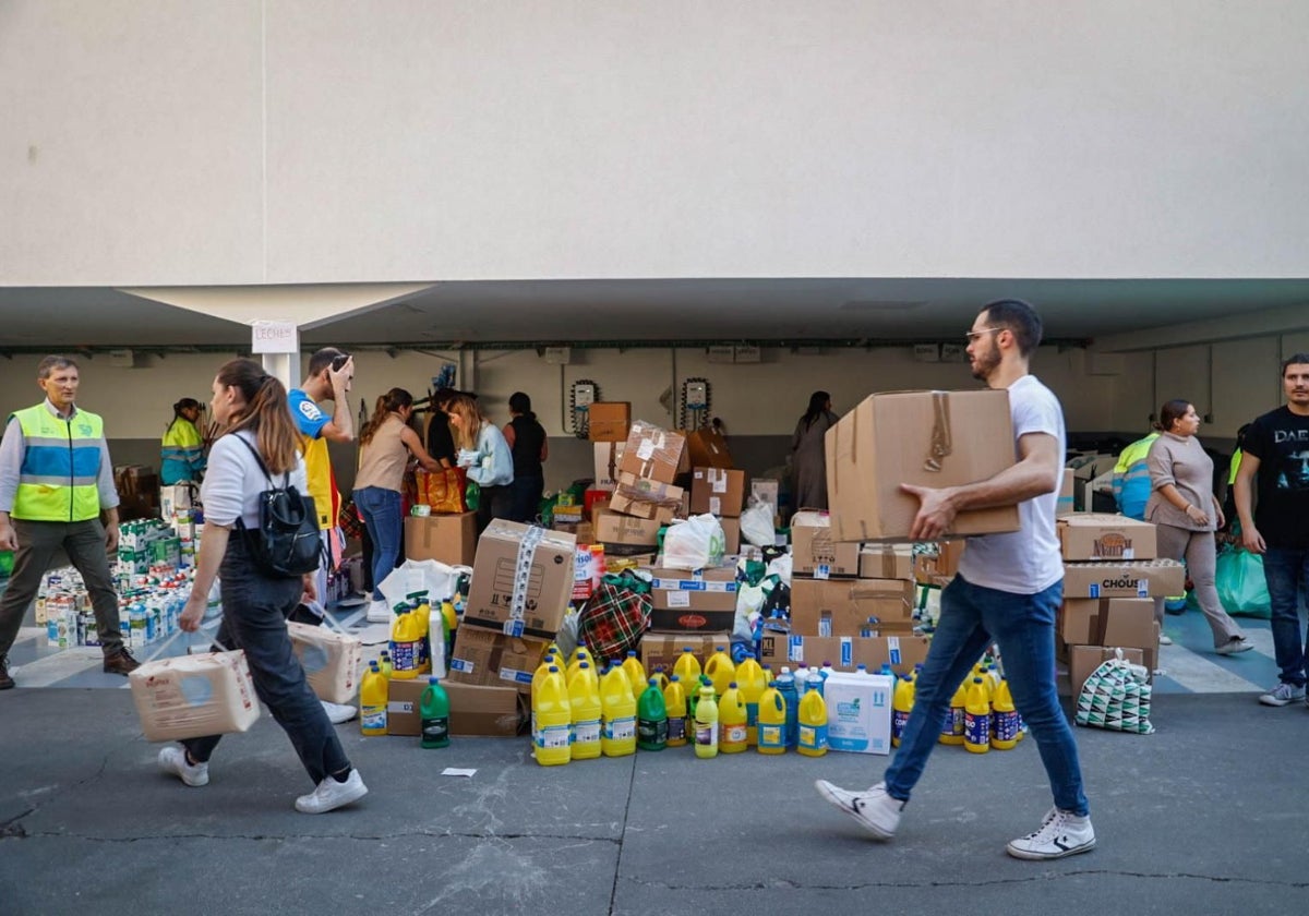 Punto de recogida de ayuda solidaria en la calle de Santa Engracia, en Madrid