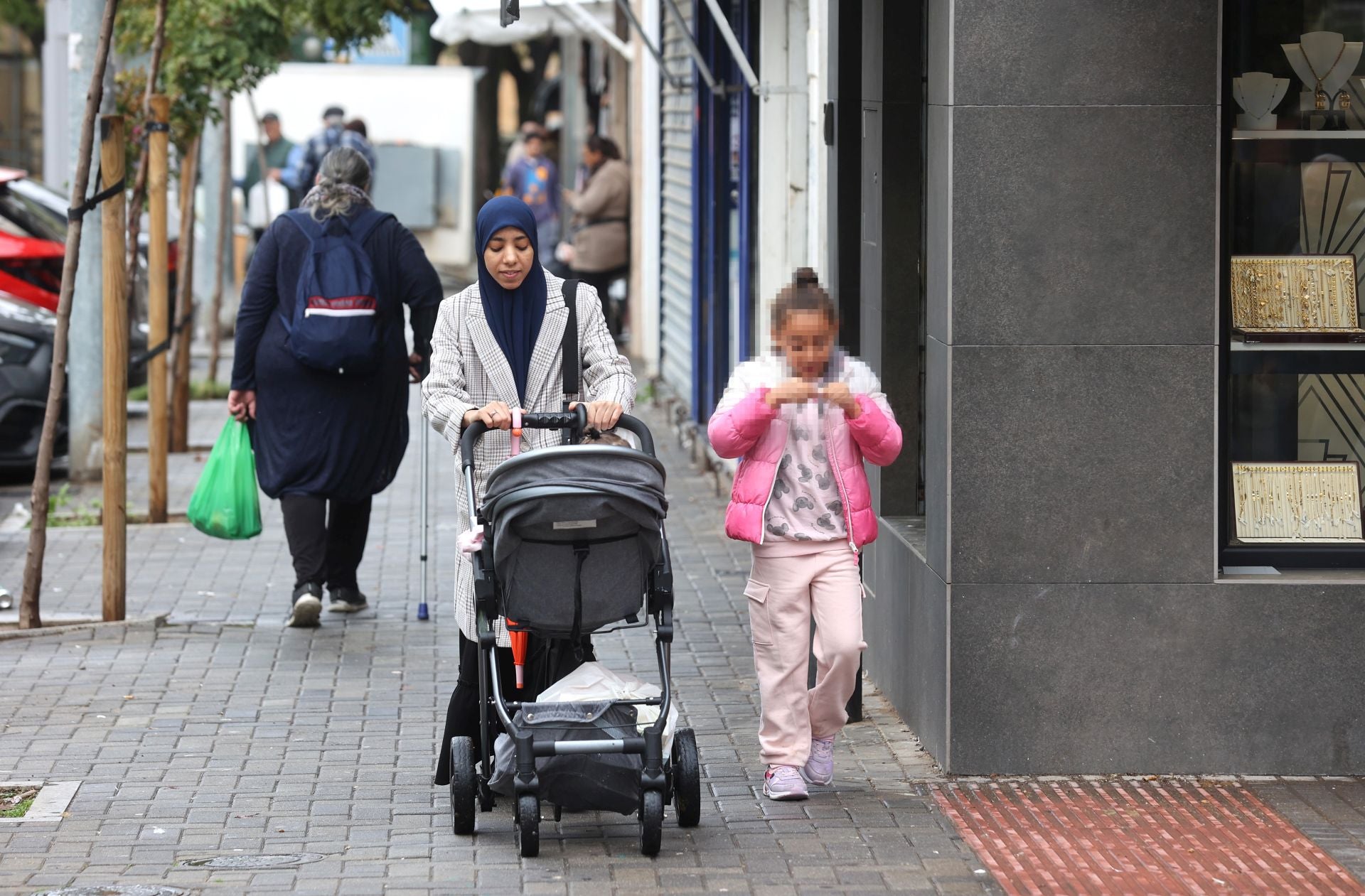 La vida en el Sector Sur y el Guadalquivir, dos de los barrios más pobres de España, en imágenes