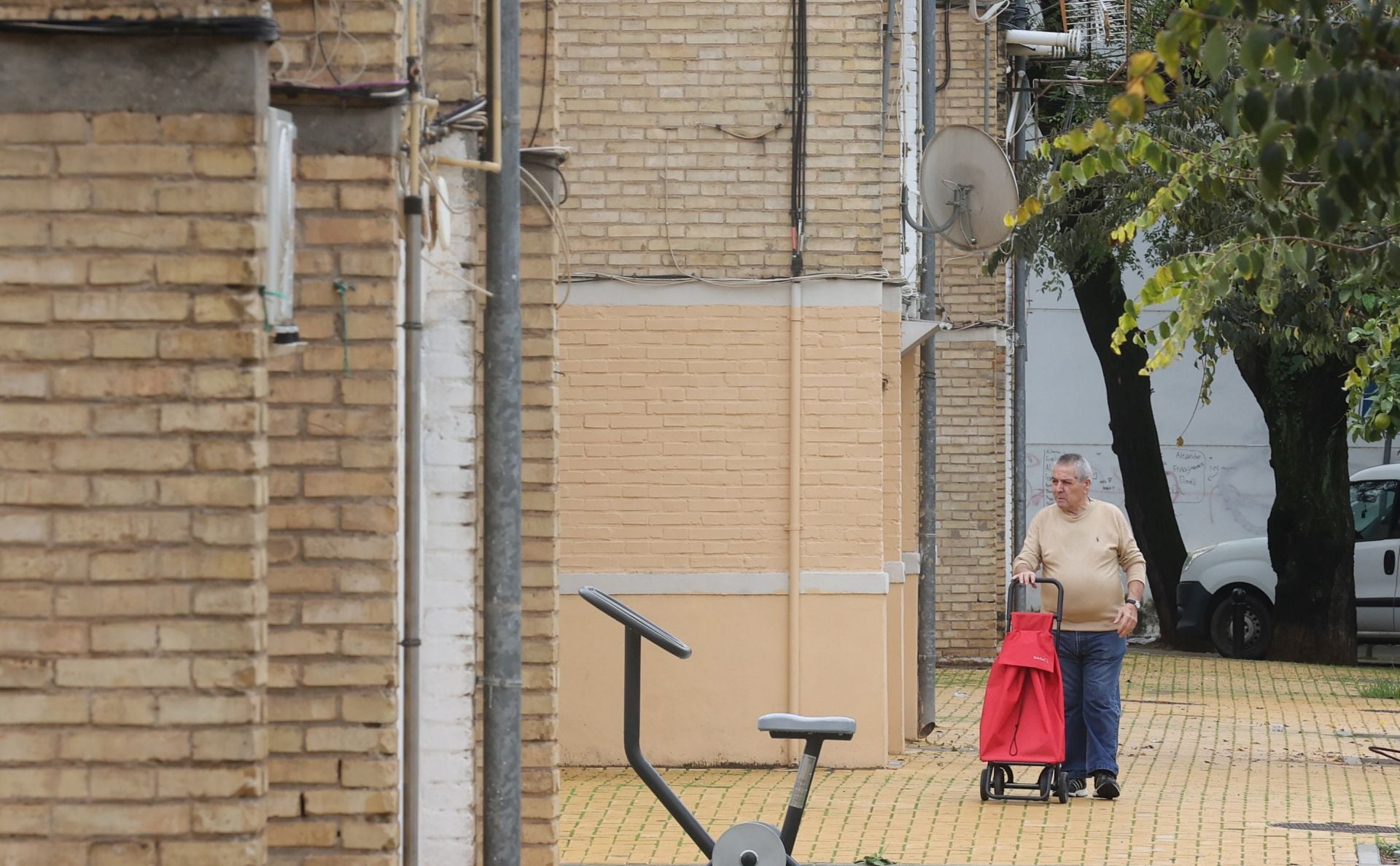 La vida en el Sector Sur y el Guadalquivir, dos de los barrios más pobres de España, en imágenes