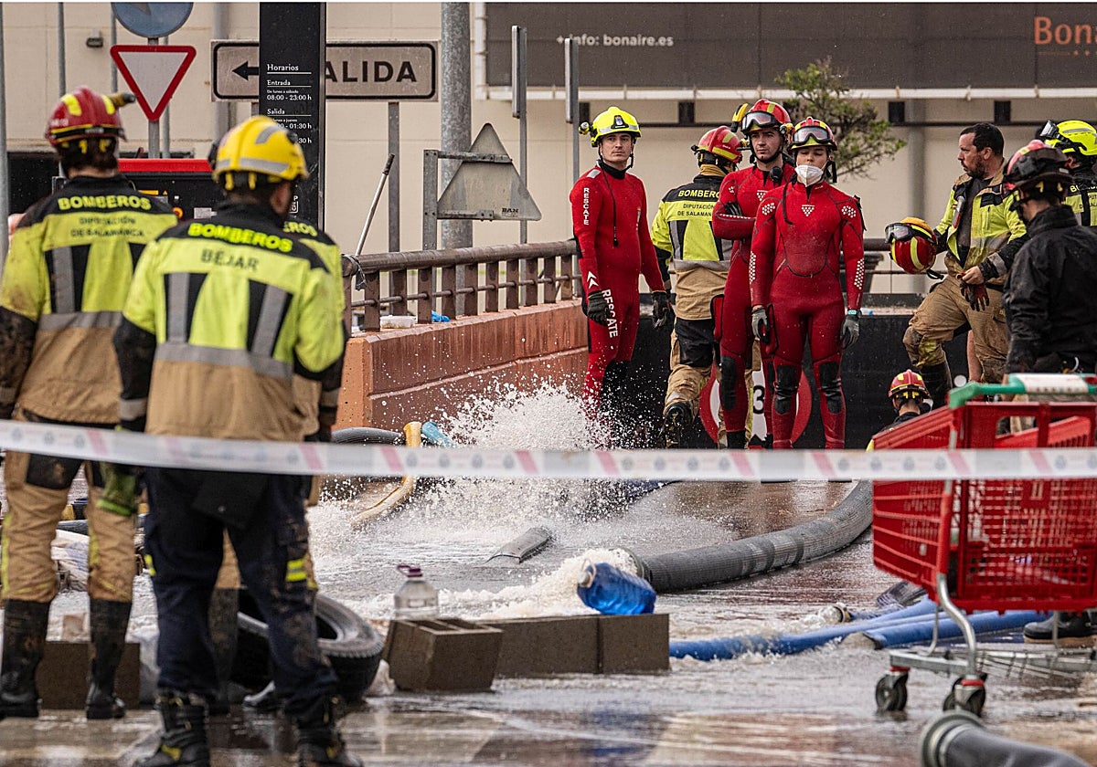 Imagen de los efectivos desplegados este domingo en el Centro Comercial Bonaire