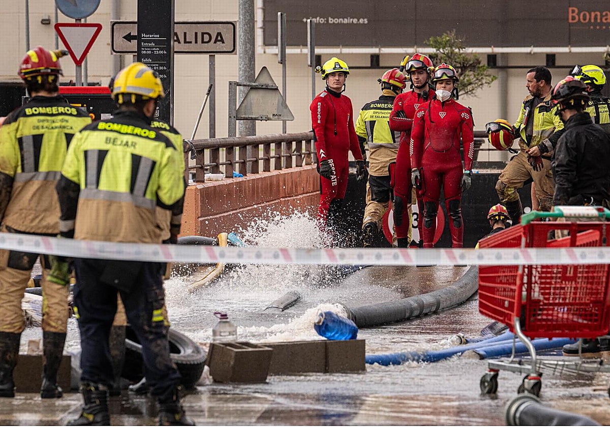 Buzos y bomberos en la puerta del parking del centro comercial Bonaire, este domingo en Valencia