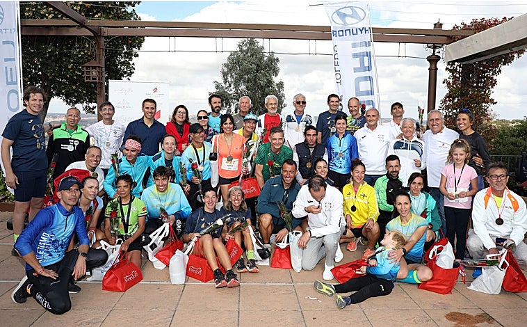 Imagen principal - Algunos de los participantes en la carrera, a la que han acudido el alcalde de Toledo y el concejal de Deportes