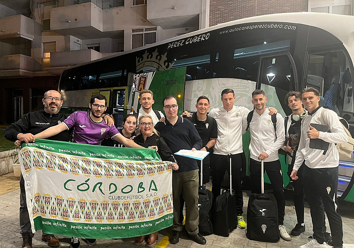 Los jugadores del Córdoba con aficionados blanquiverdes a su llegada el pasado sábado a Almería