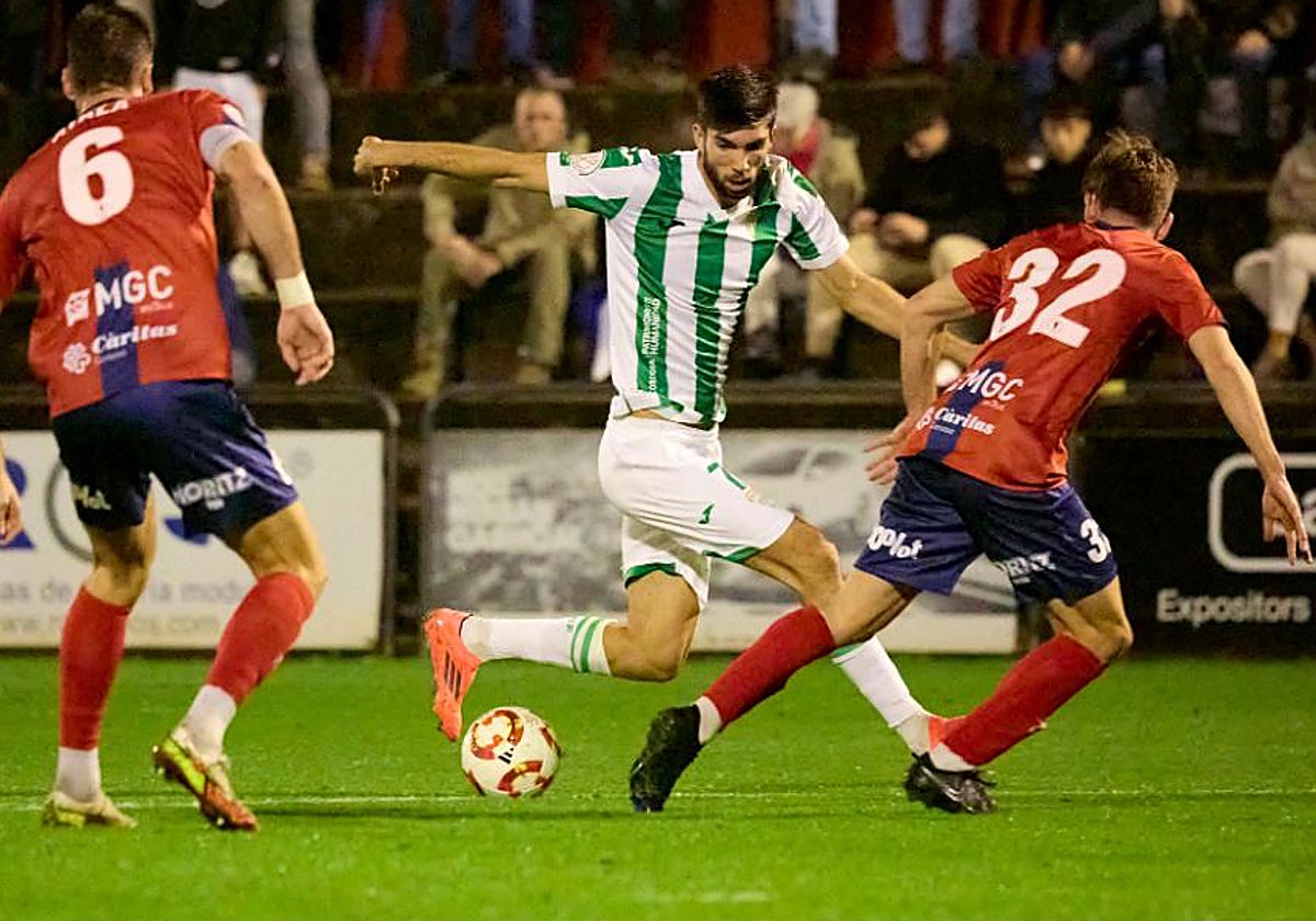 Théo Zidane se abre paso ante los defensas rivales durante un partido a domicilio