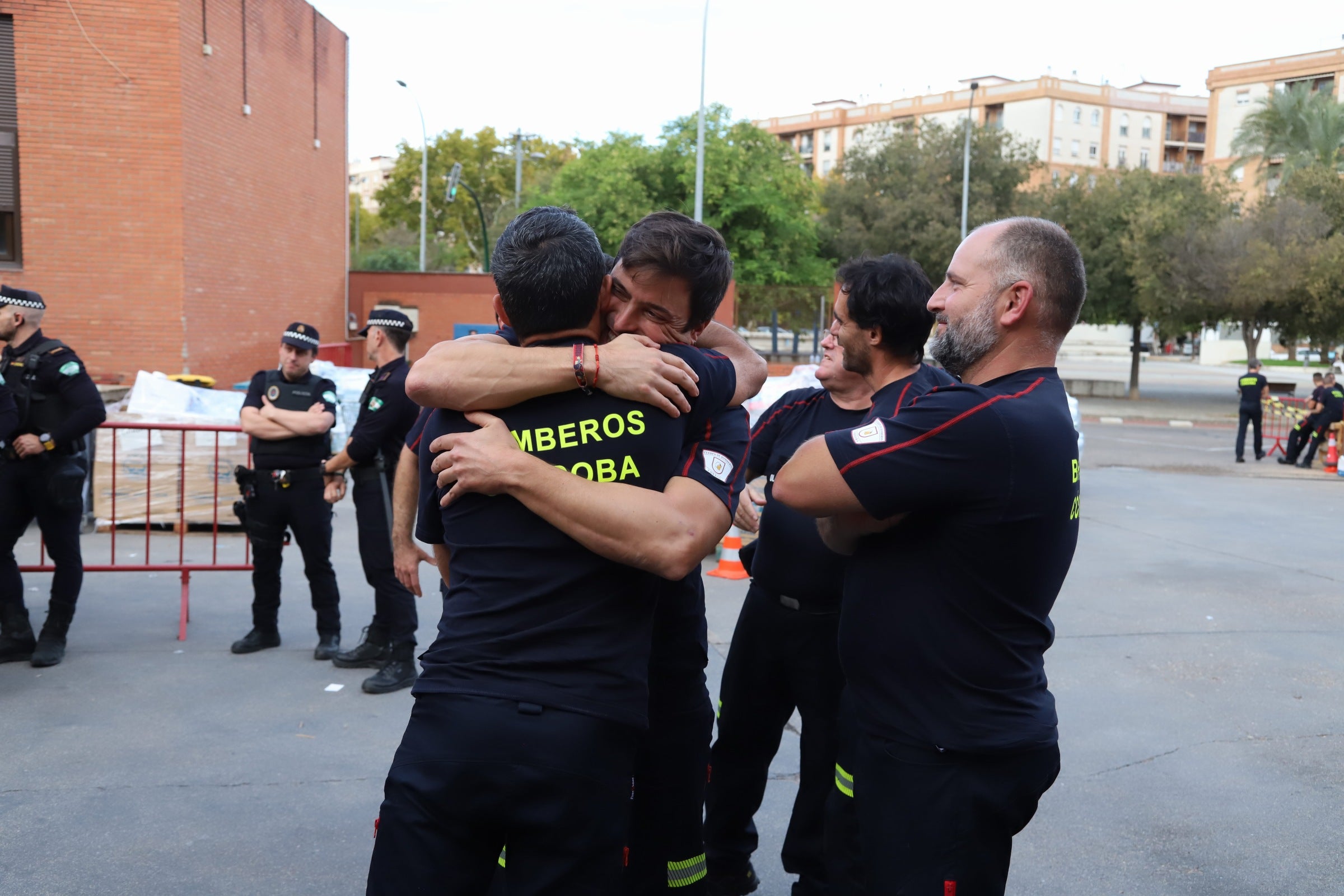 La despedida de los 22 bomberos de Córdoba hacia Valencia, en imágenes