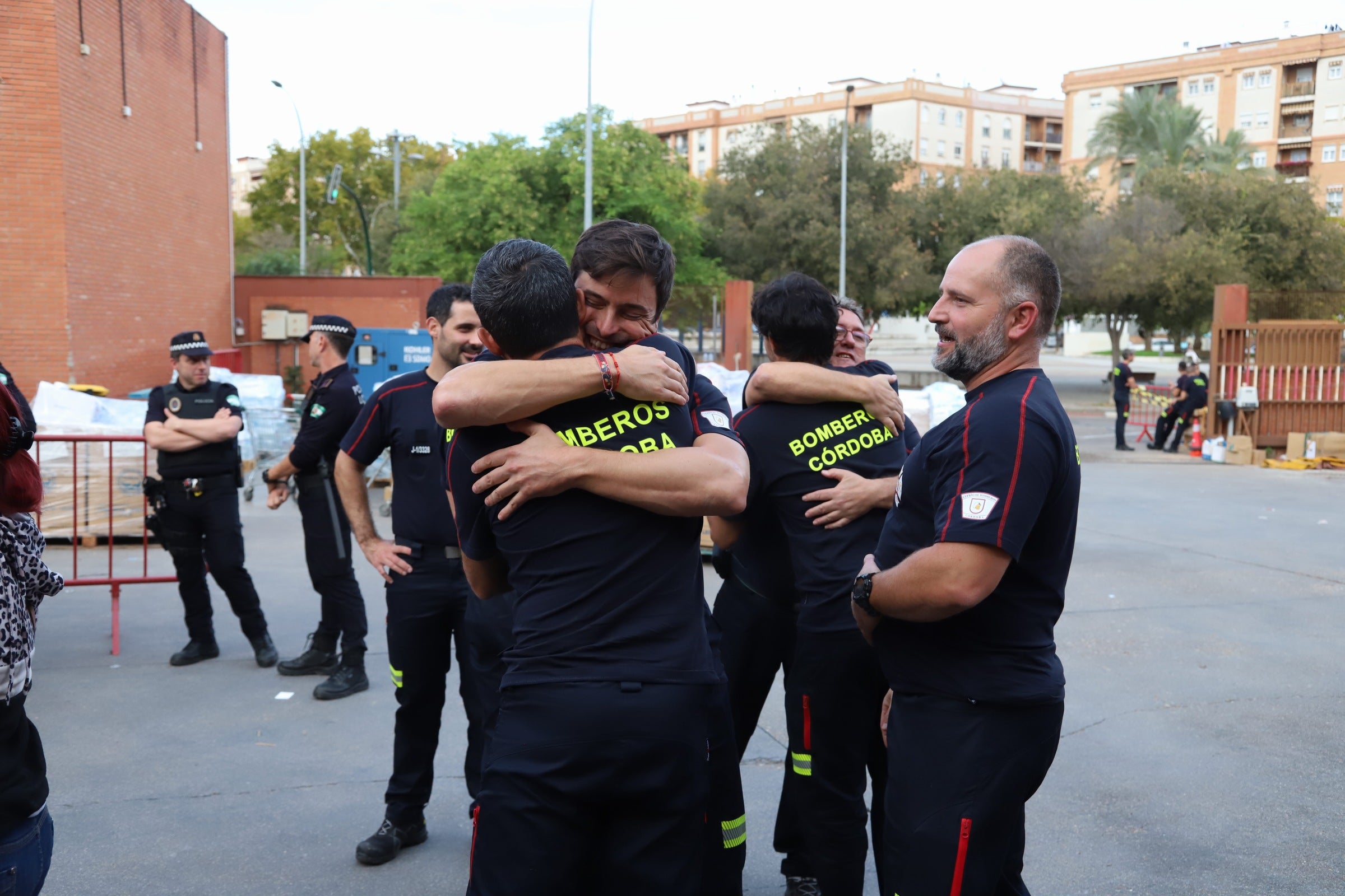 La despedida de los 22 bomberos de Córdoba hacia Valencia, en imágenes