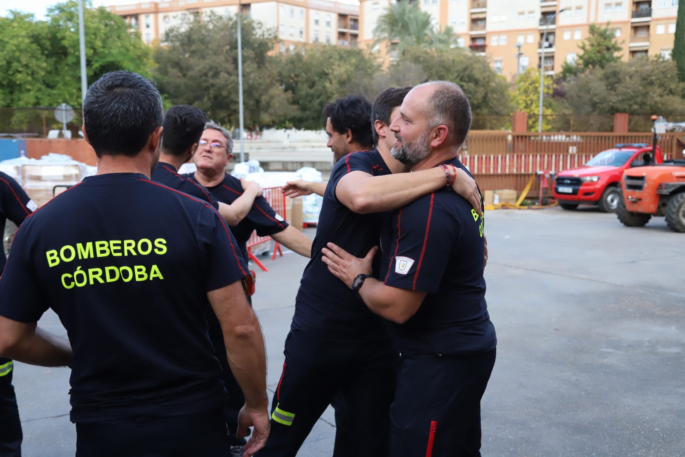 La despedida de los 22 bomberos de Córdoba hacia Valencia, en imágenes