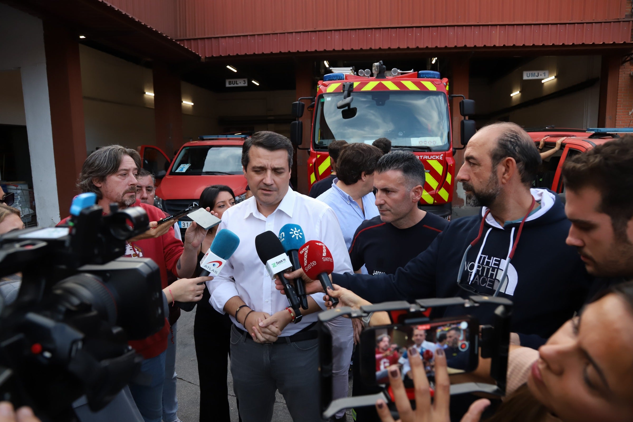 La despedida de los 22 bomberos de Córdoba hacia Valencia, en imágenes