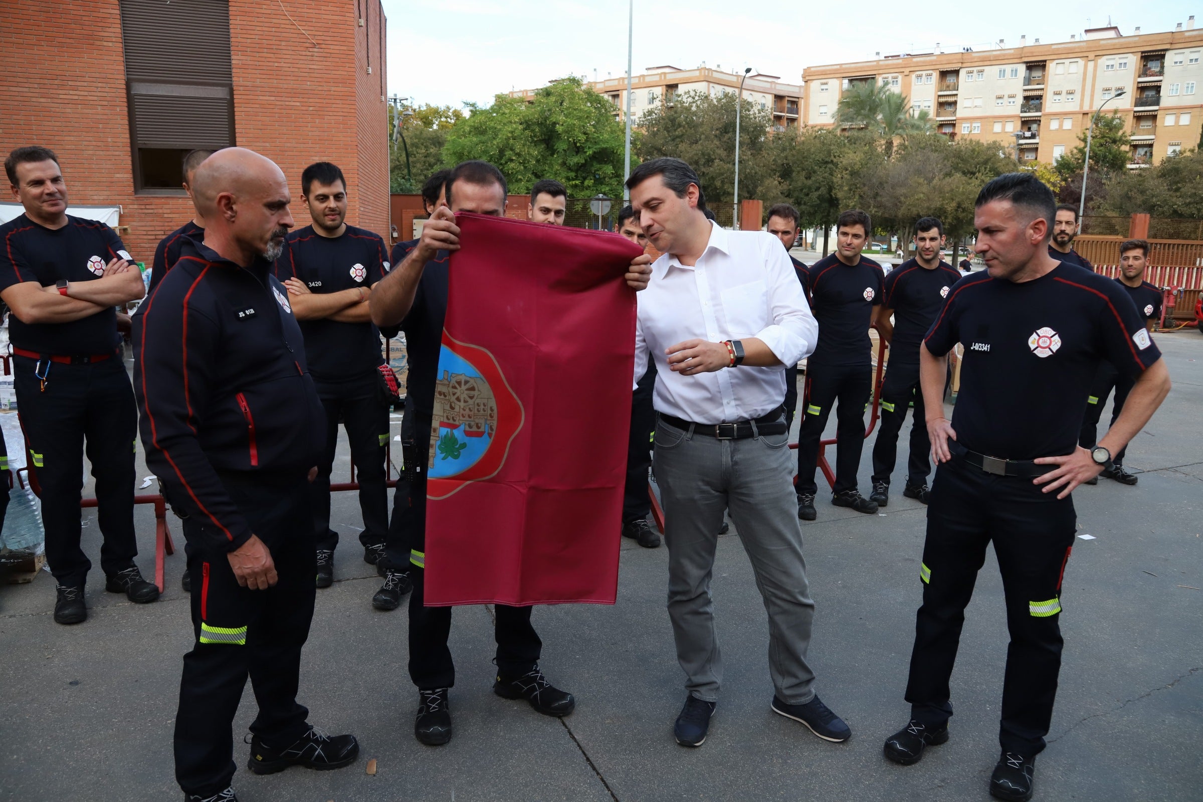 La despedida de los 22 bomberos de Córdoba hacia Valencia, en imágenes