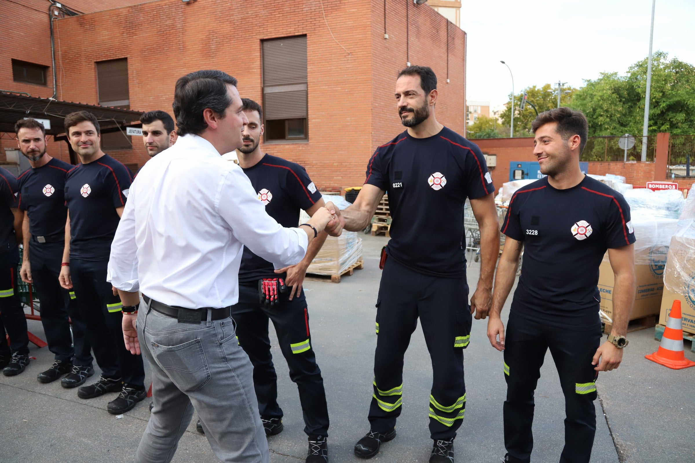 La despedida de los 22 bomberos de Córdoba hacia Valencia, en imágenes