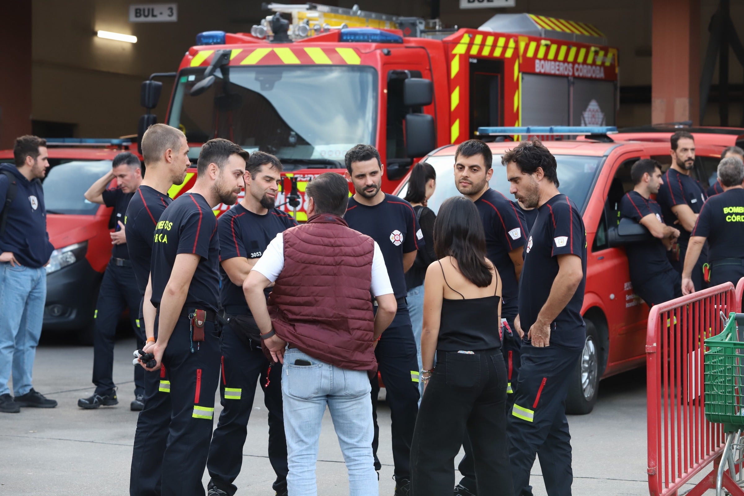 La despedida de los 22 bomberos de Córdoba hacia Valencia, en imágenes