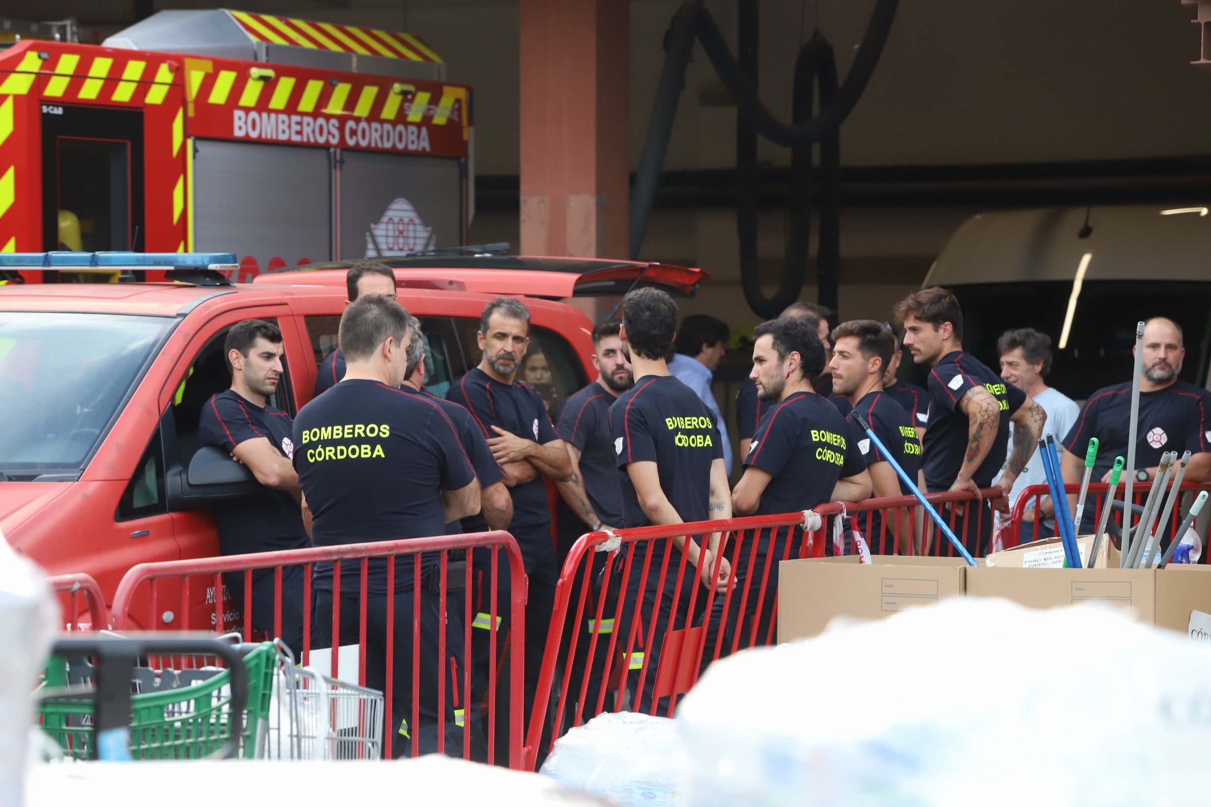 La despedida de los 22 bomberos de Córdoba hacia Valencia, en imágenes