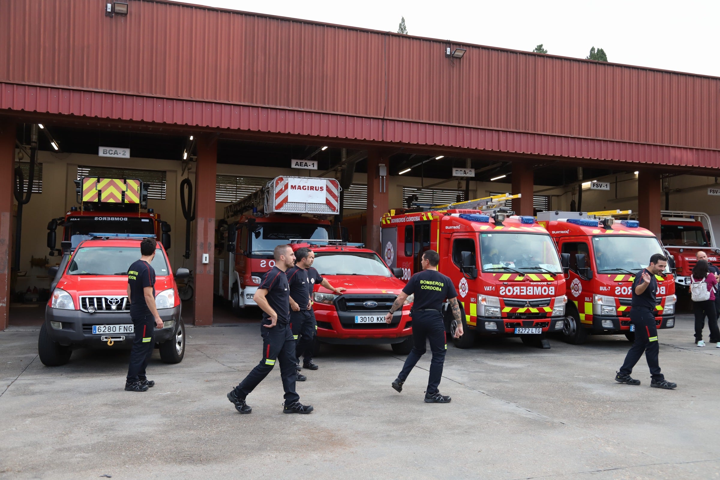 La despedida de los 22 bomberos de Córdoba hacia Valencia, en imágenes