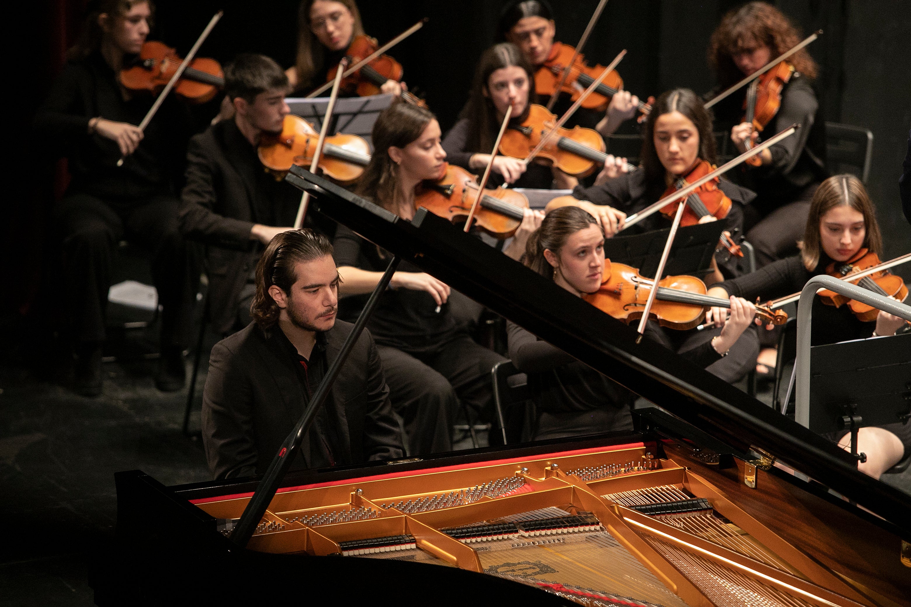 El concierto de Emin Kiourktchian y la Orquesta Joven de Córdoba, en imágenes