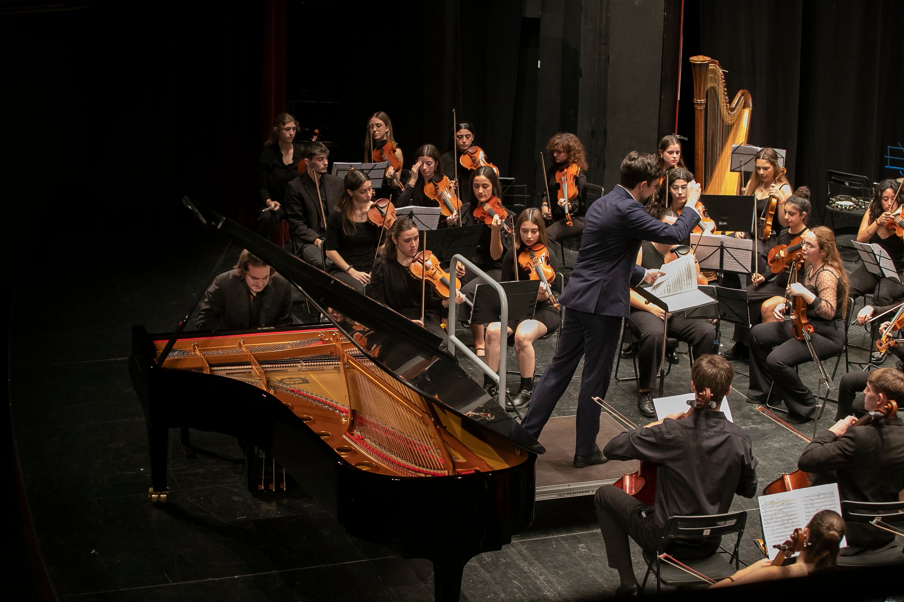 El concierto de Emin Kiourktchian y la Orquesta Joven de Córdoba, en imágenes