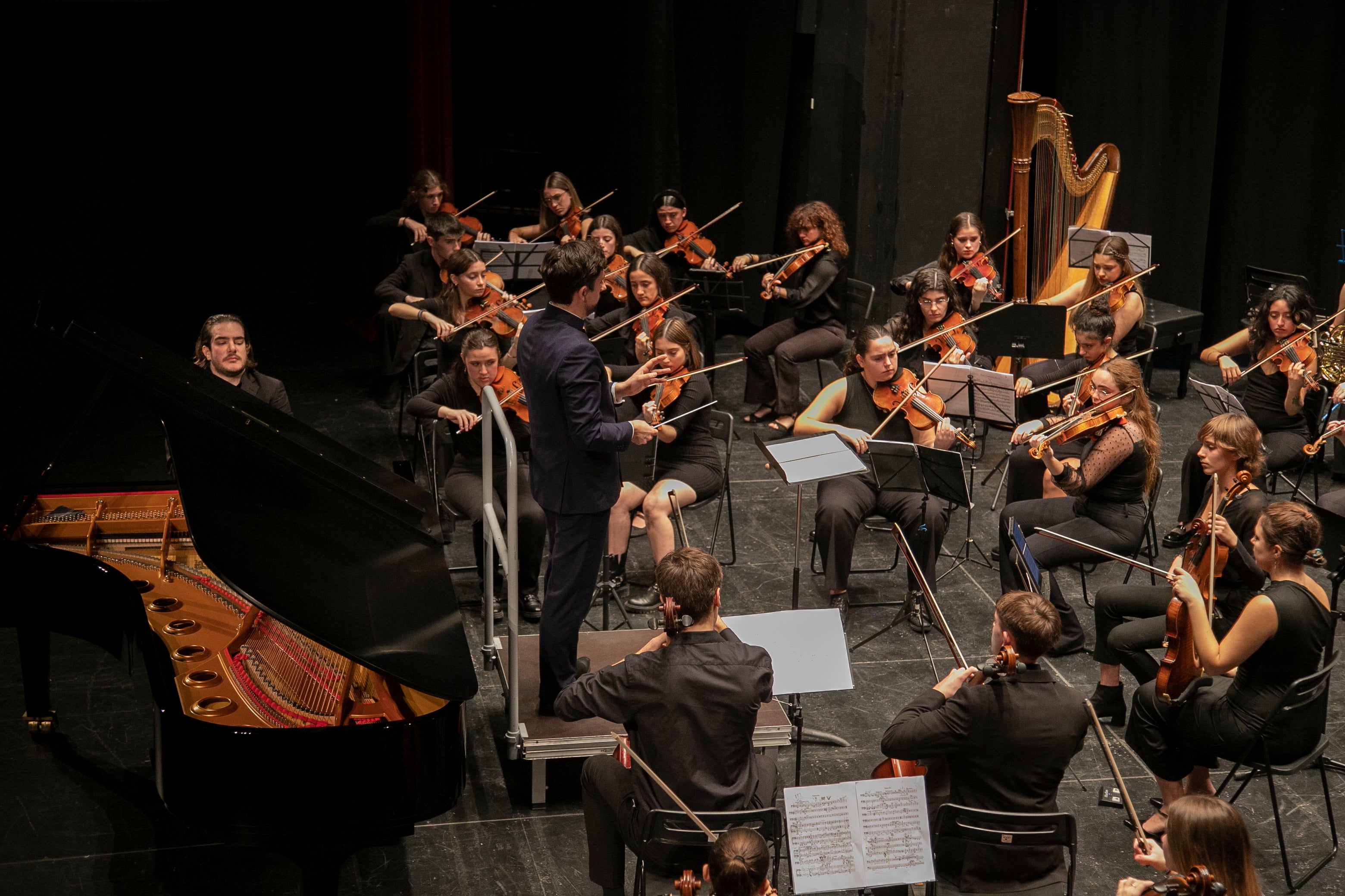 El concierto de Emin Kiourktchian y la Orquesta Joven de Córdoba, en imágenes