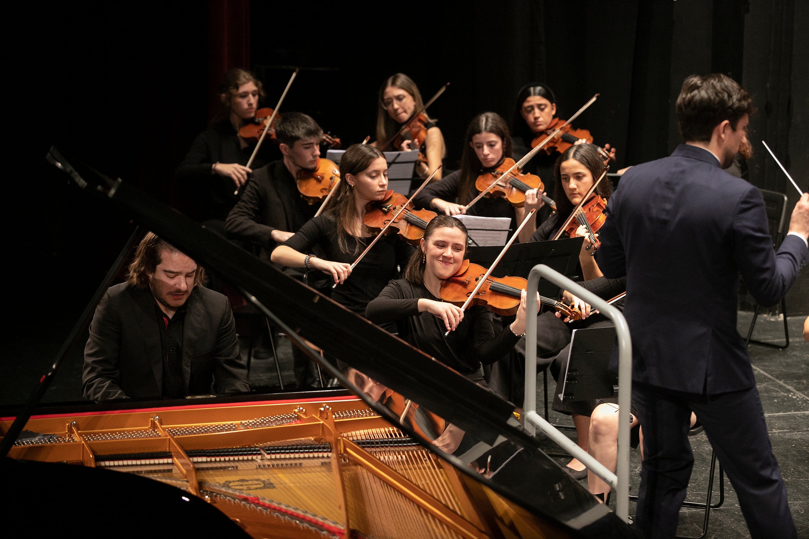 El concierto de Emin Kiourktchian y la Orquesta Joven de Córdoba, en imágenes