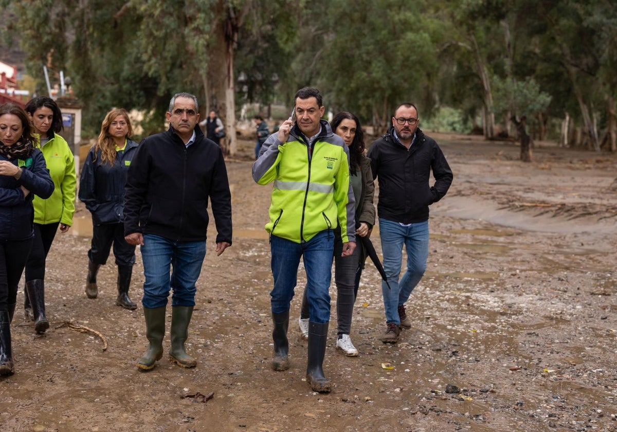 Juanma Moreno, hace tres días en Álora para interesarse por los efectos de la DANA