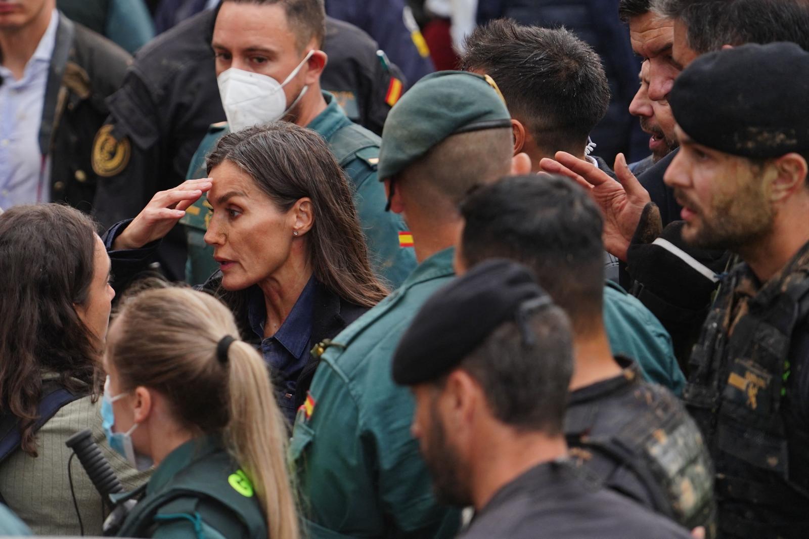 La Reina Letizia reacciona a la protesta de los vecinos enfadados durante su visita a Paiporta