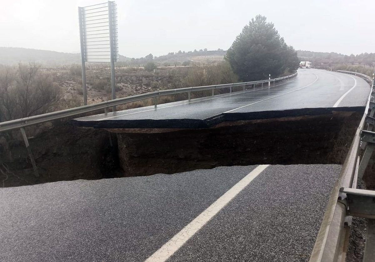 Derrumbe de la calzada en la A334 en Almería debido a las fuertes lluvias de esta semana