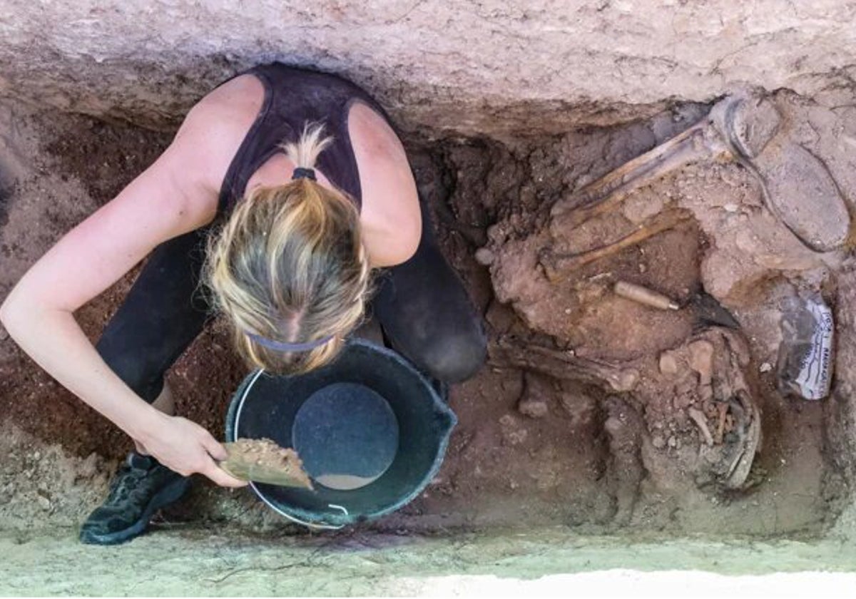 Trabajos de exhumación de cuerpos en una fosa de Manzanares en 2021