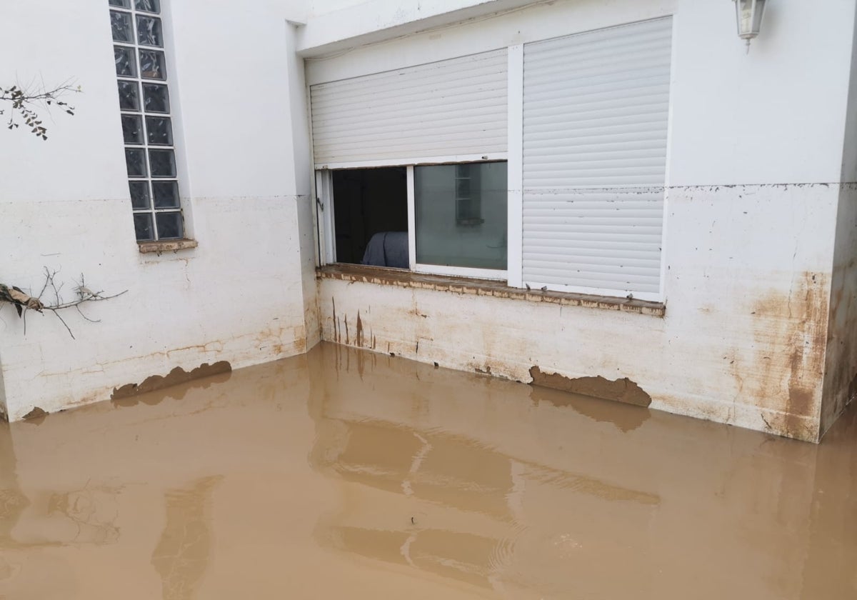 La marca del agua en una de las paredes de la casa, donde alcanzó el metro y 41 centímetros