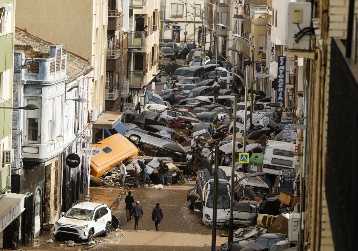 Vehículos amontonados en una calle tras las intensas lluvias de la fuerte en Picaña (Valencia)