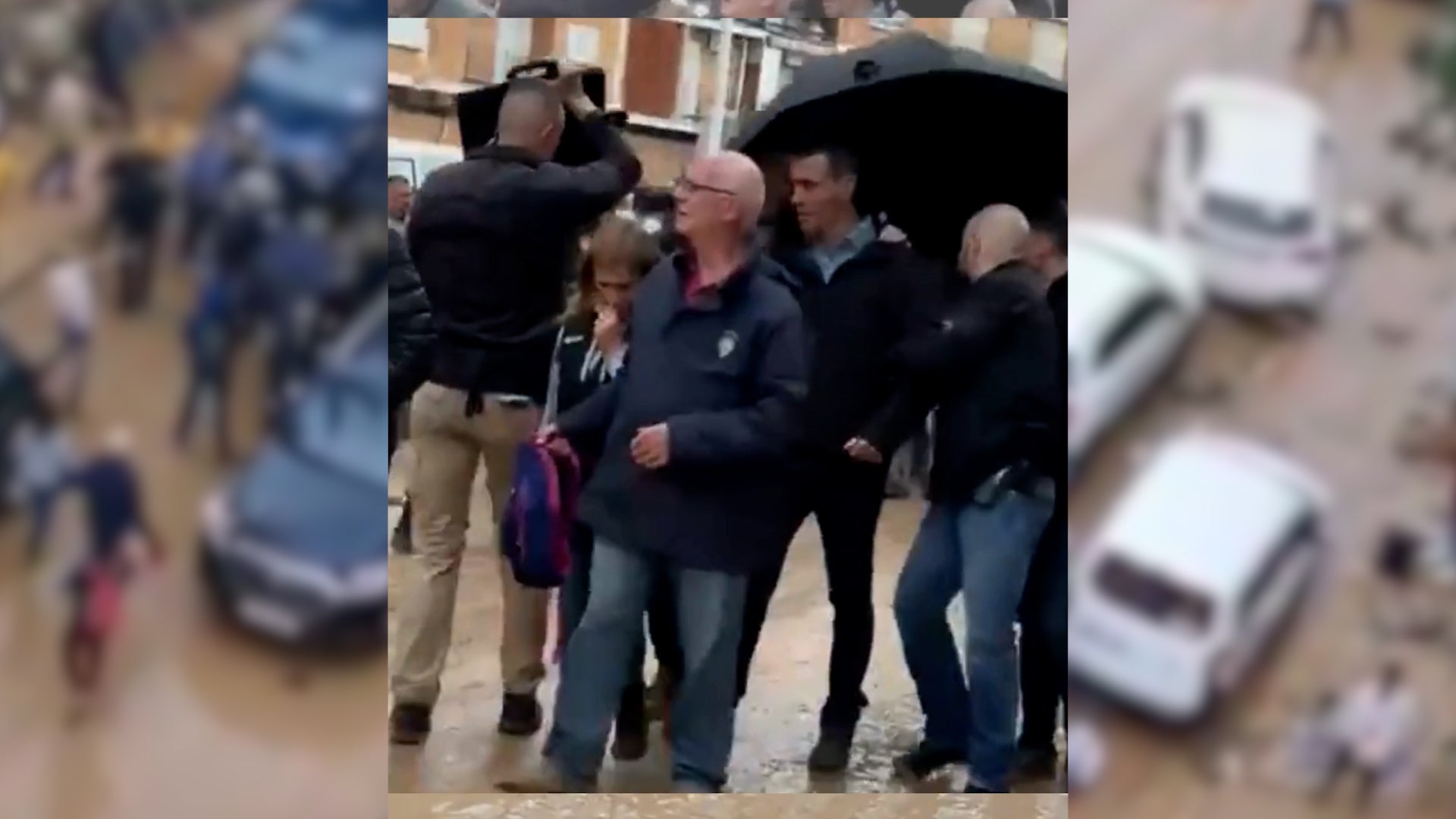 Evacúan a Pedro Sánchez de Paiporta