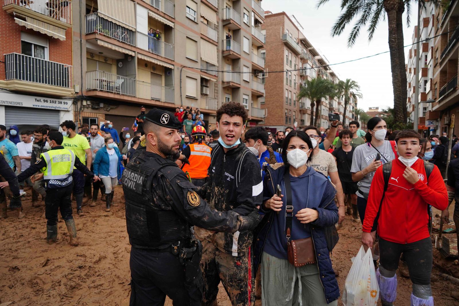 Un guardia civil retiene a vecinos de Paiporta enfadados que gritan durante la visita de Felipe VI
