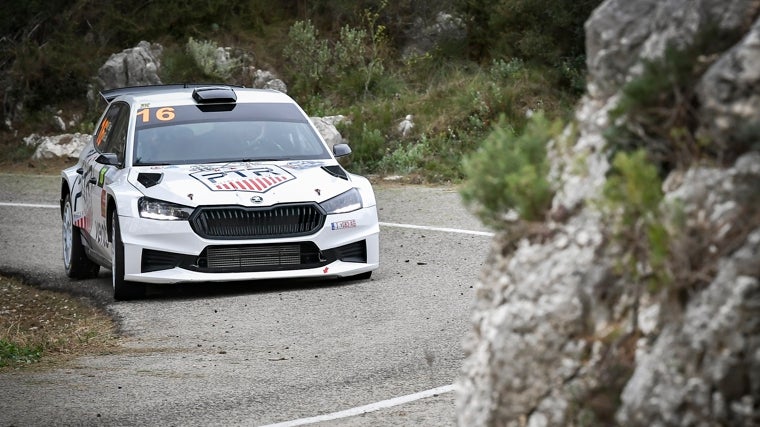 Un coche participante en el Rally La Nucía Mediterráneo 'Trofeo Costa Blanca' de Alicante