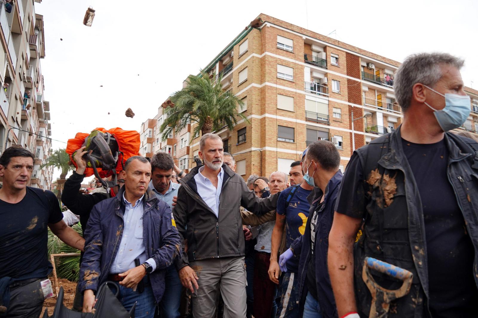 El Rey Felipe VI es abucheado por vecinos enfadados que arrojan barro y piedras durante su visita a Paiporta, en la región de Valencia