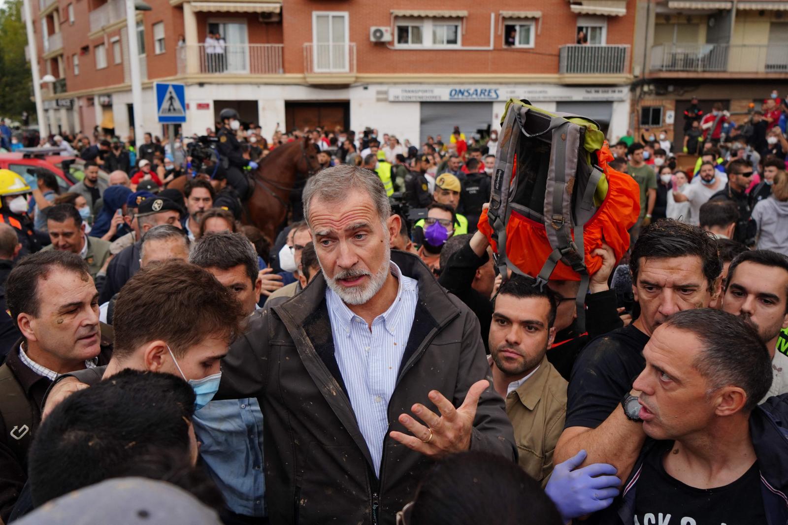 El Rey Felipe VI de España es increpado por residentes enojados durante su visita a Paiporta, en la región de Valencia