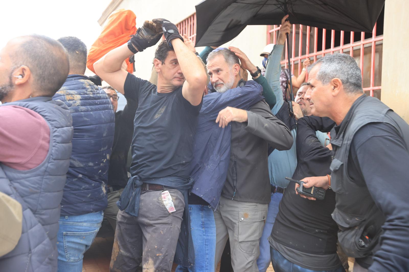 Un vecino de Paiporta abraza de forma inesperada al monarca