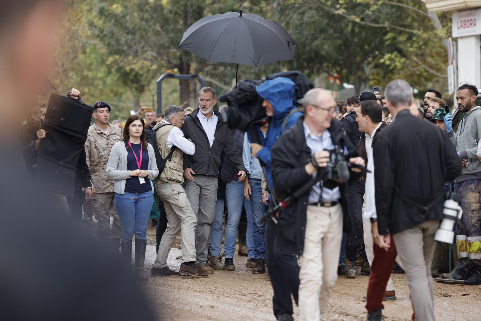 El Rey Felipe (c), durante su visita a Paiporta