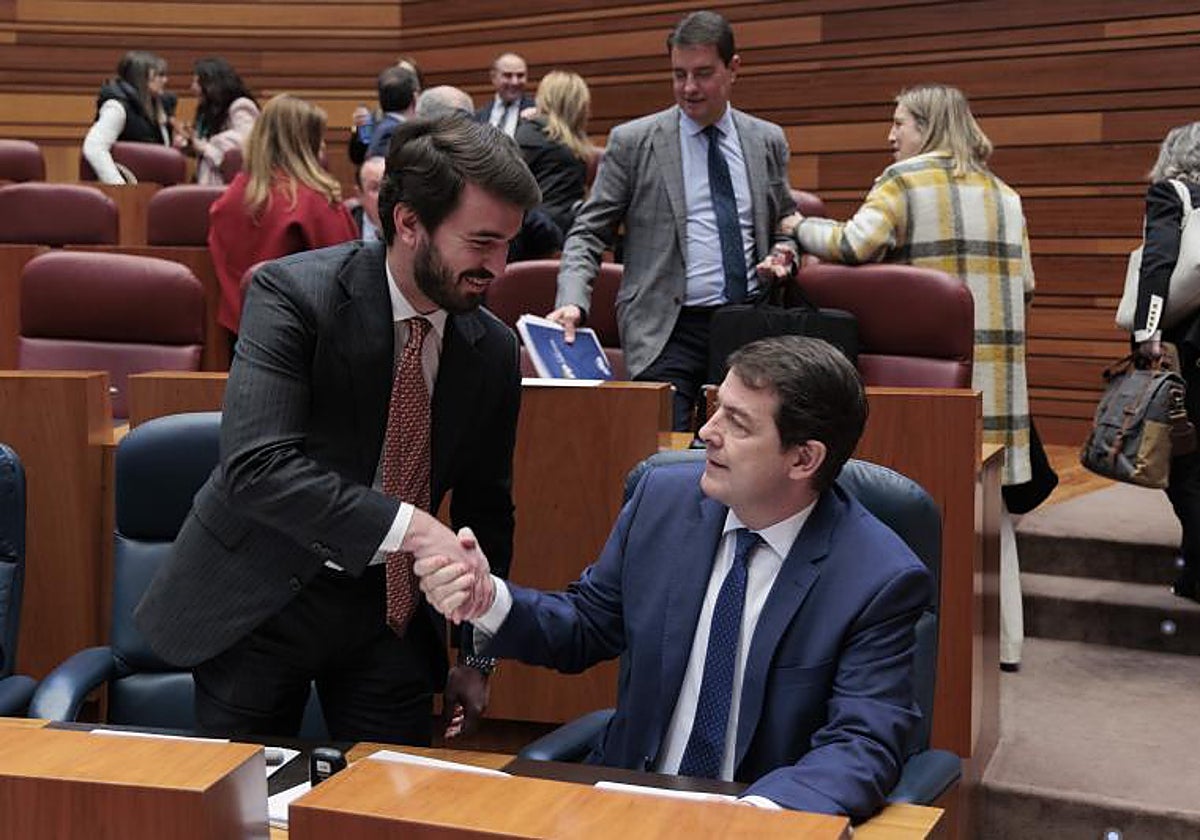 Juan García-Gallardo saluda a Alfonso Fernández Mañueco en las Cortes de Castilla y León, el pasado febrero