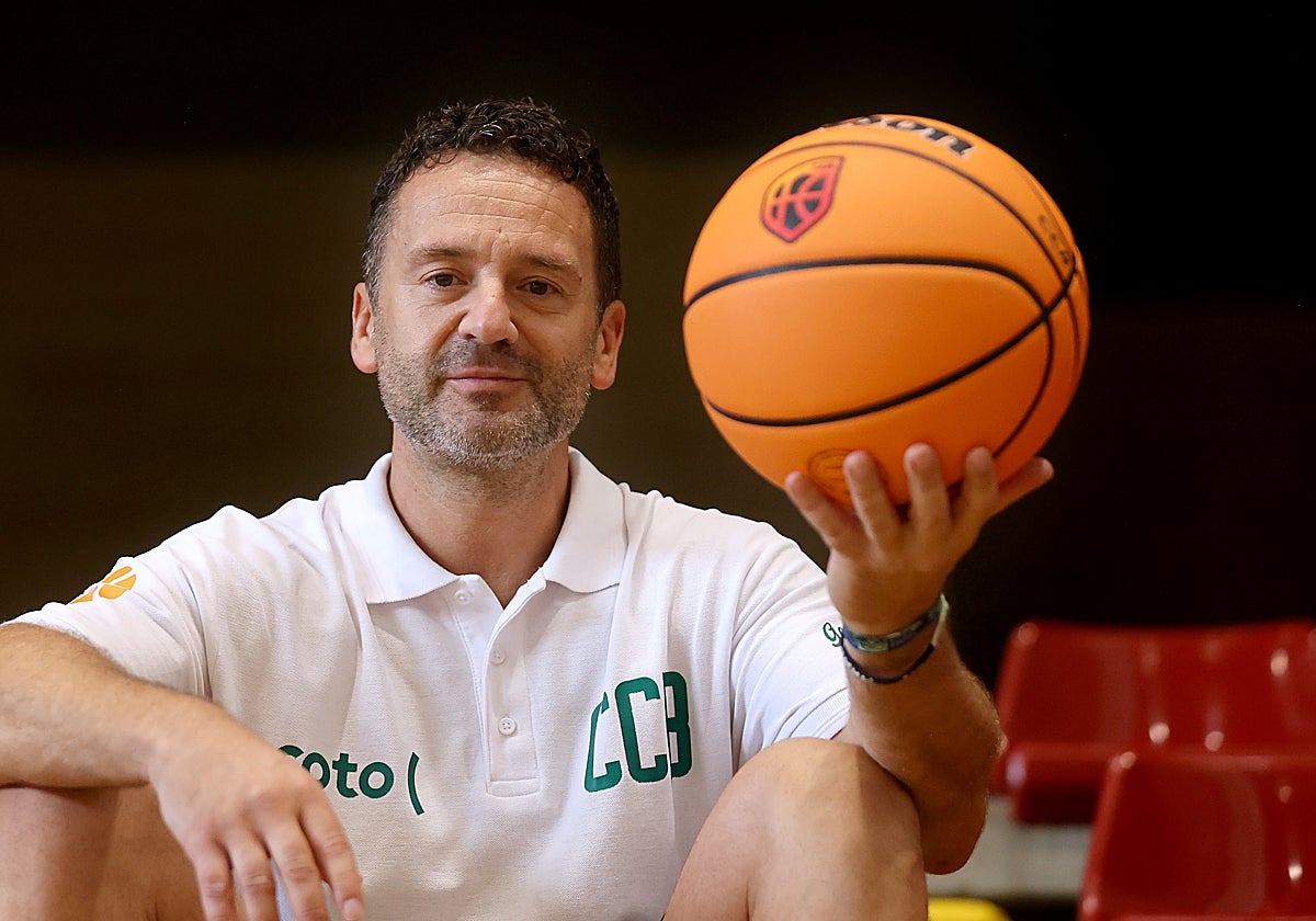 El entrenador del Coto Córdoba, Alfredo Gálvez posa para ABC