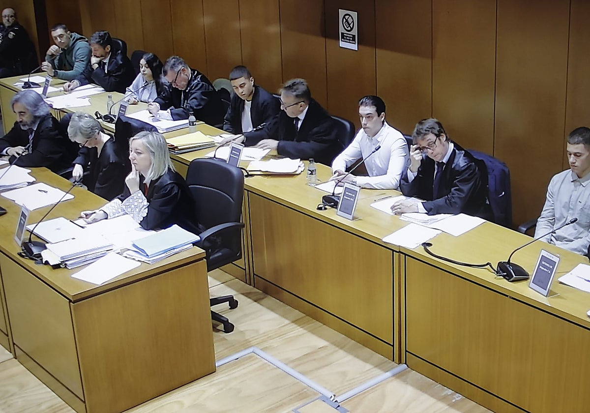 Imagen de los cinco acusados, durante la sesión de este lunes