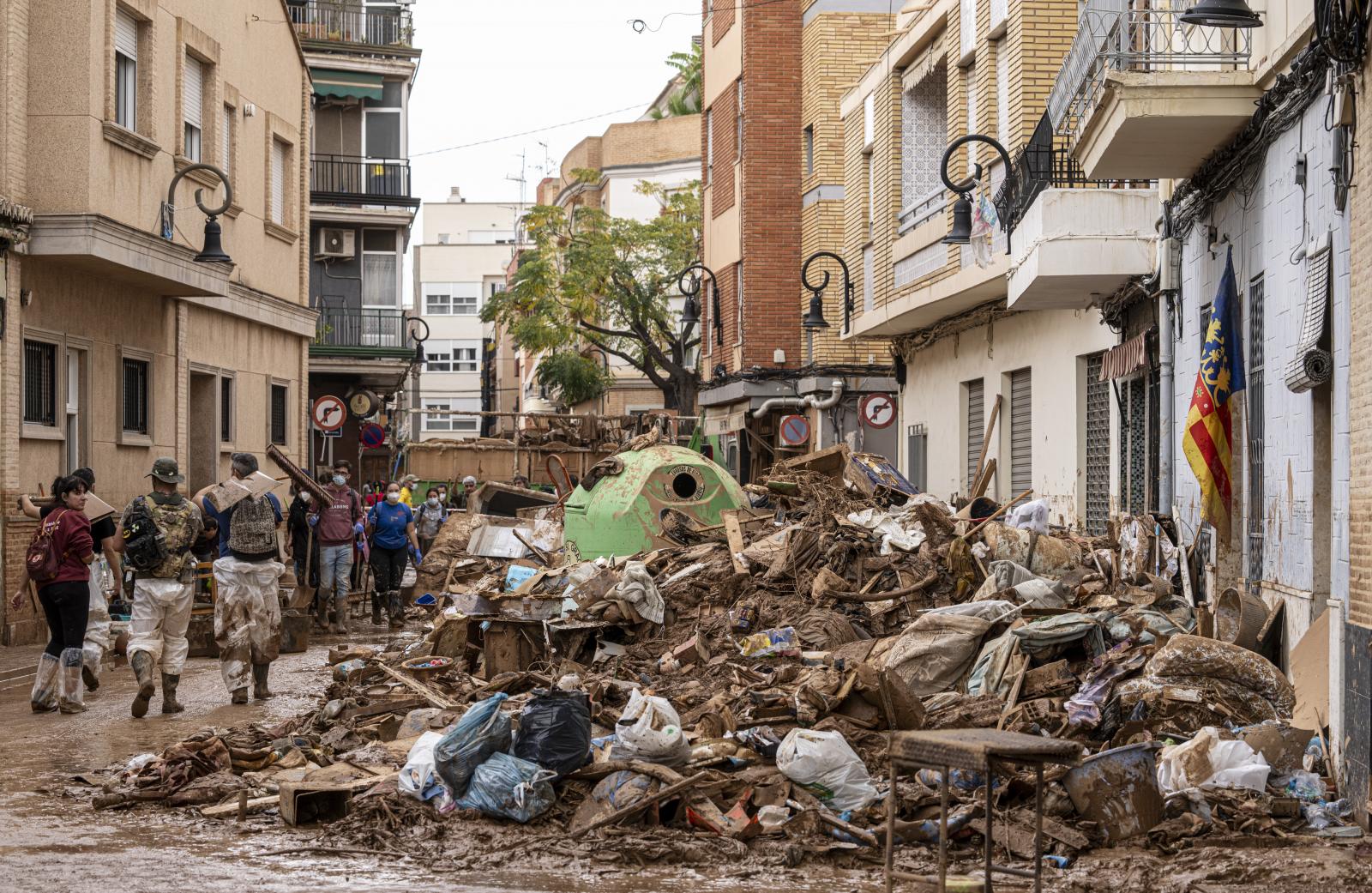 Escombros amontonados en una calle de Aldaia, Valencia