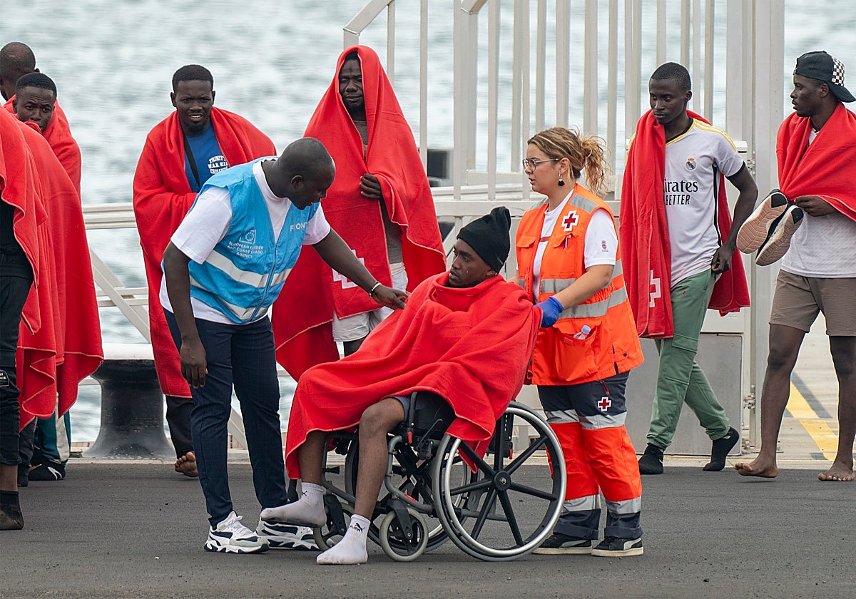 Salvamento Marítimo ha rescatado a 114 personas subsaharianas, entre ellas  un bebé y un niño, de dos  neumáticas en Lanzarote